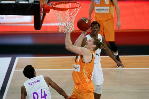 我们拭目以 我们拭目以